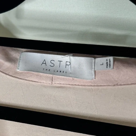 ASTR Blush Pink Satin Pleated Front V Neck Tie Kimono Top - Picture 8 of 14